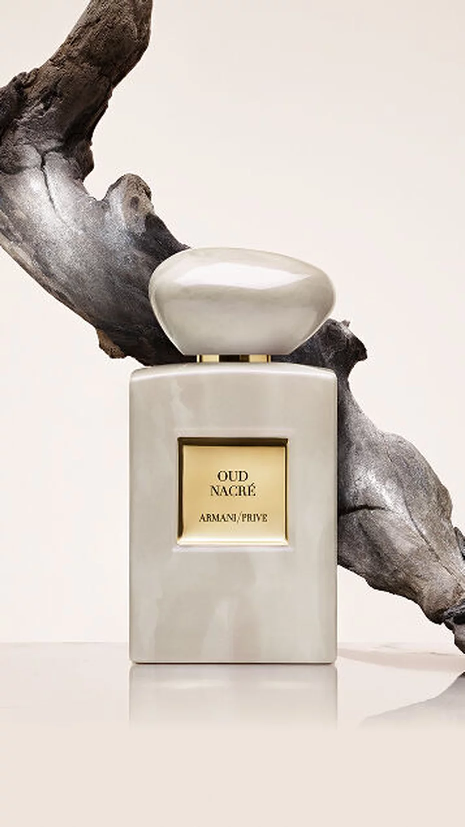 A deep woody ambery fragrance, where smoky incense meets the intensity of precious oud.