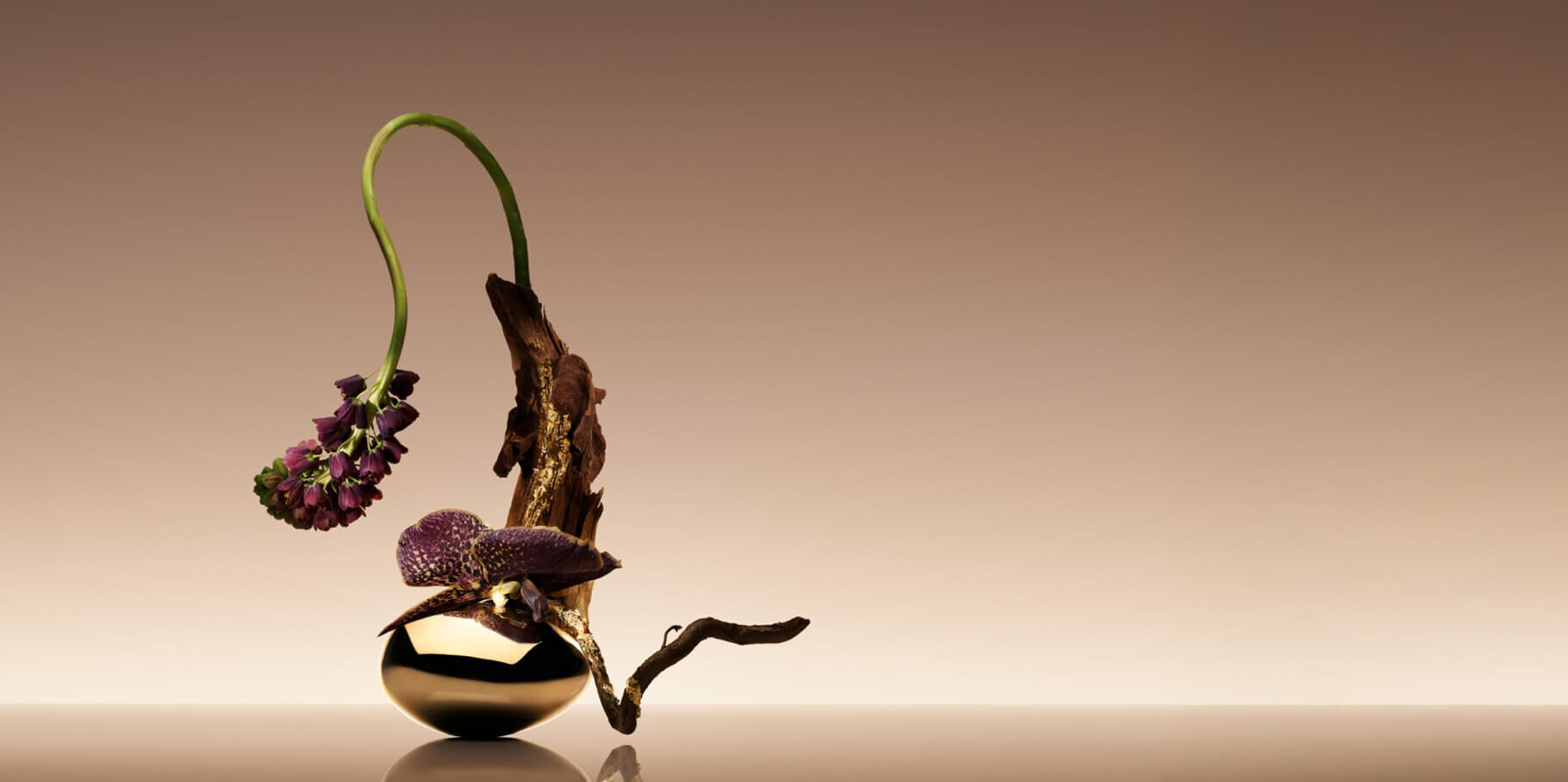 Product image of Cuir Nu fragrance by Armani/Prive followed by a ikebana 