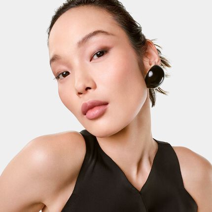 Elegant & Understated - Natural Makeup Tutorial - Armani Beauty